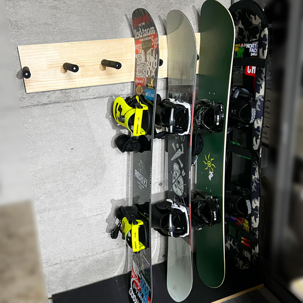 スノーボードの壁収納DIY【4500円未満で誰よりもオシャレ