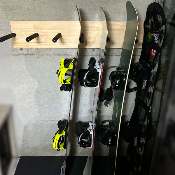 スノーボードの壁収納DIY【4500円未満で誰よりもオシャレ！】 | ここびぼ